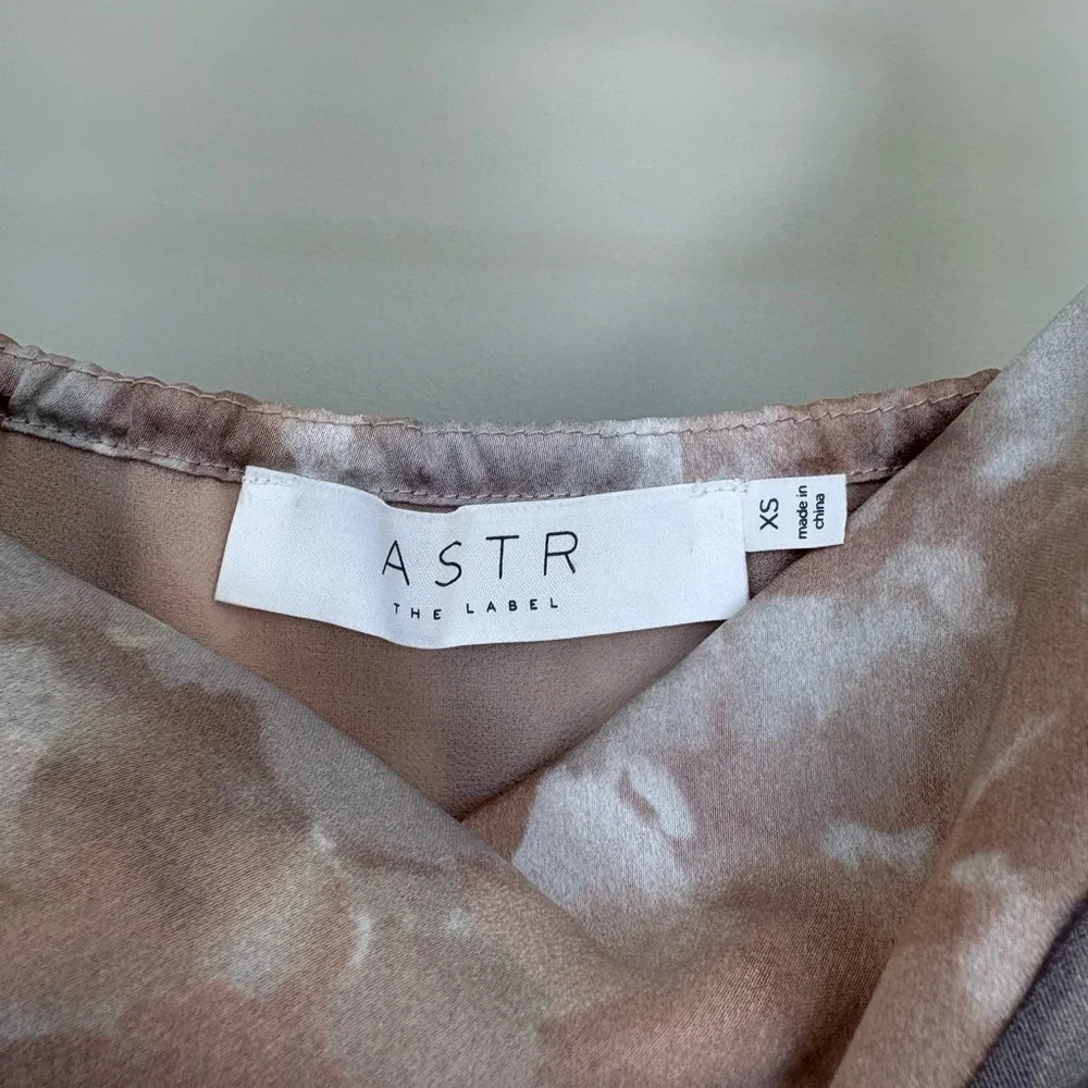 ASTR The Label satin long sleeve dress - Picture 3 of 4